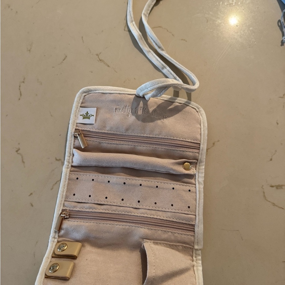 Elegant Cream Jewelry Organizer